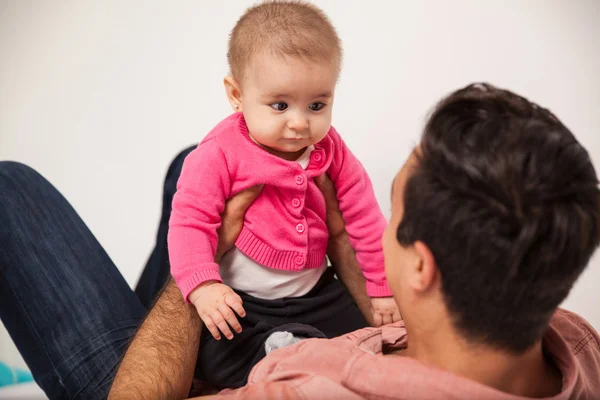 Père relaxant avec son bébé — Photo