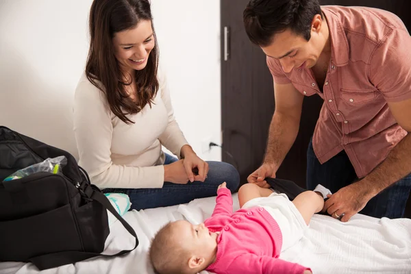 Couple changing clothes — Stock Photo, Image