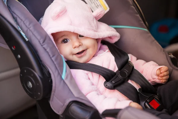 Meisje zittend op een autostoeltje — Stockfoto