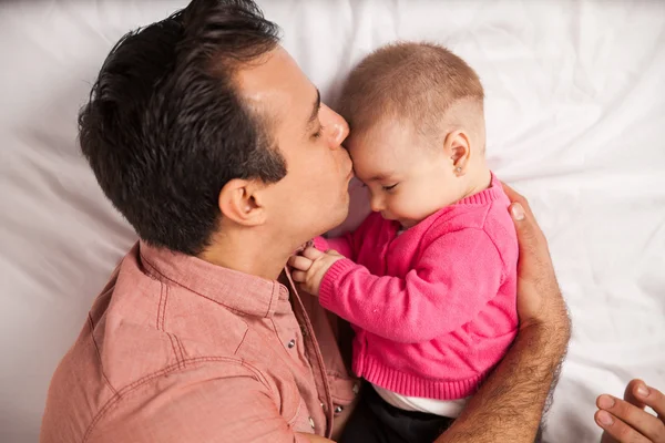 Dad lying on a bed with his daughte — Stock Photo, Image