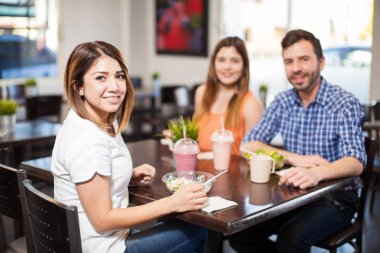 bir restoranda yemek arkadaşlar