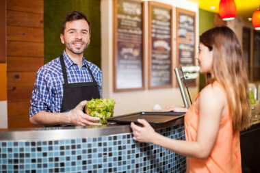 bir salata barda çalışan adam