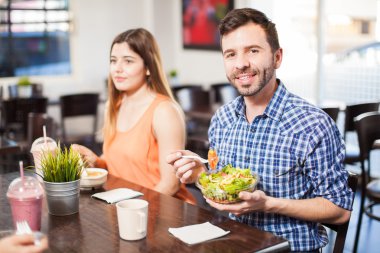 bir sakallı bir salata zevk