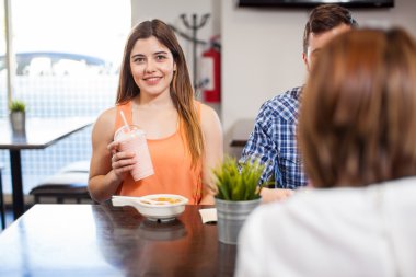 bir güler yüzlü içme kadın