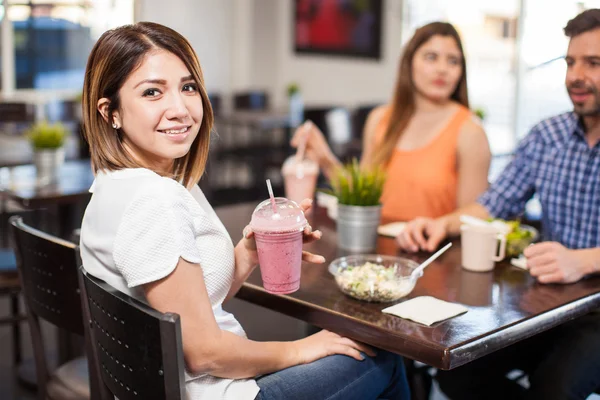 Genç kadın bir salata yemek — Stok fotoğraf