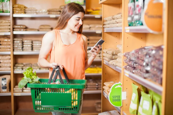 Ragazza utilizzando il suo smartphone — Foto Stock