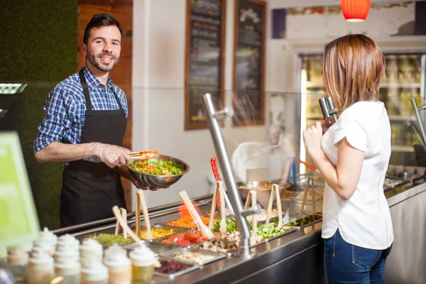 Man som arbetar på en salladsbar — Stockfoto