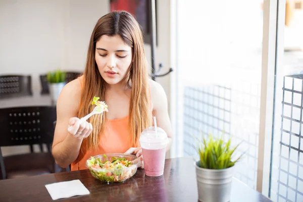 Morena comer uma salada — Fotografia de Stock