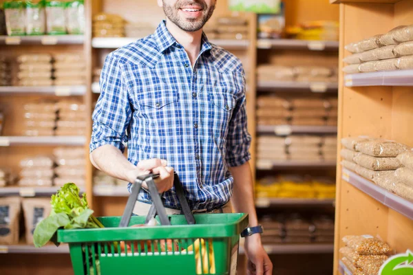 Hombre llevando una canasta — Foto de Stock