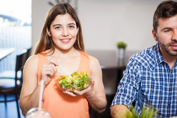 Brunetta mangiare un'insalata — Foto Stock