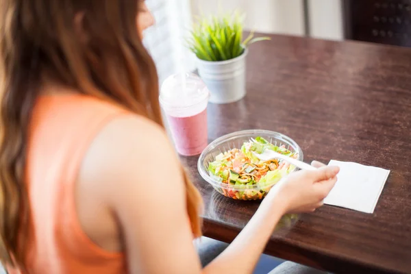 Donna che mangia un'insalata a — Foto Stock