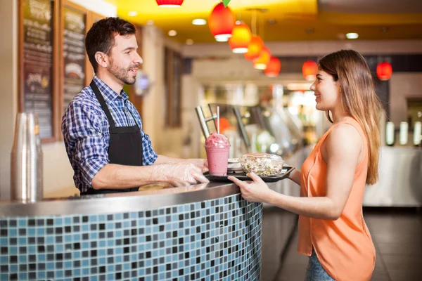 Jonge vrouw kopen een salade — Stockfoto