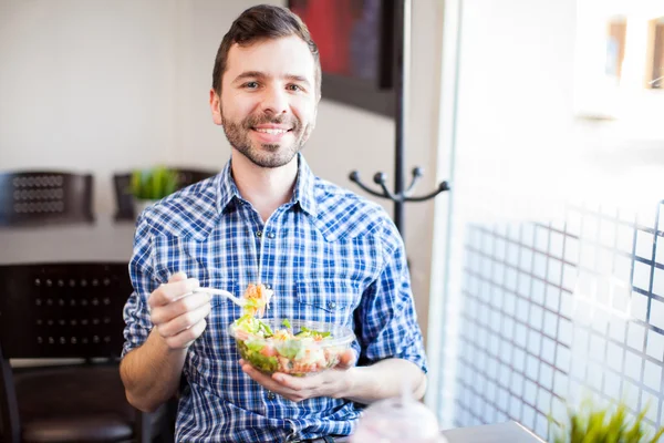 Man eating a salad — Stock Photo, Image