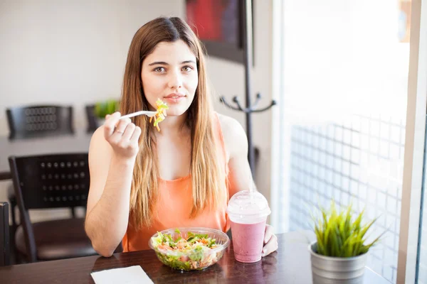 Vrouw eten van een salade — Stockfoto