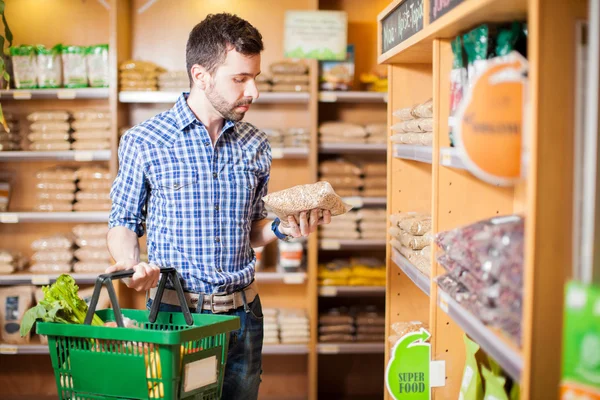 Mann liest ein Produktetikett — Stockfoto