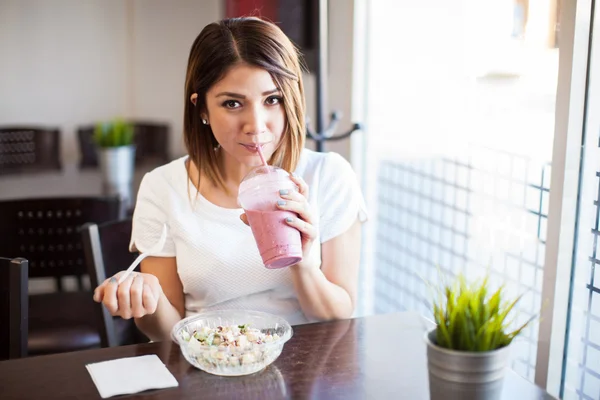 Woman drinking a smoothie — Stock Photo, Image