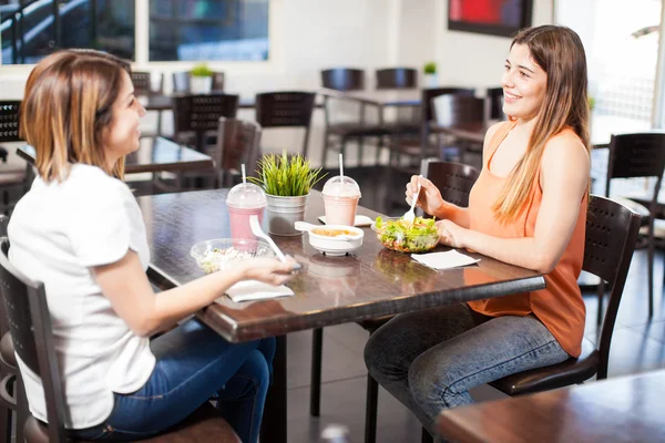 Amigos almorzando juntos — Foto de Stock