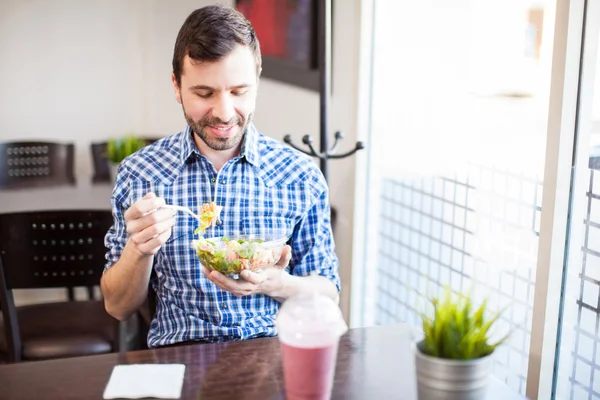 Uomo mangiare cibo sano — Foto Stock