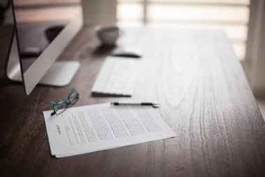 Bir avukat belgelerle çalışma alanı