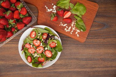 Sağlıklı salata ve malzemeler