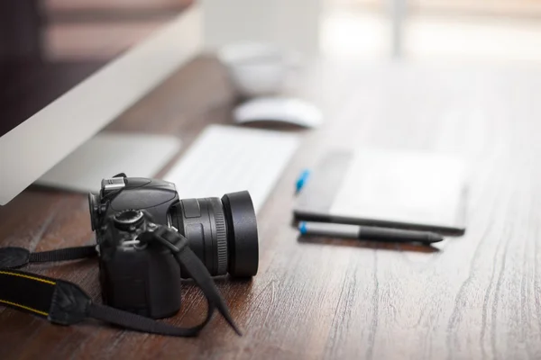 Цифрова камера і ручка, планшет — стокове фото