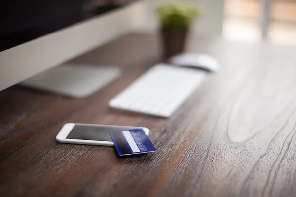 Credit card  on a smartphone — Stock Photo, Image