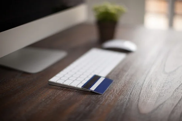 Cartão de crédito em um espaço de trabalho moderno — Fotografia de Stock