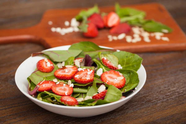 Salad with spinach and strawberries — Stock Photo, Image