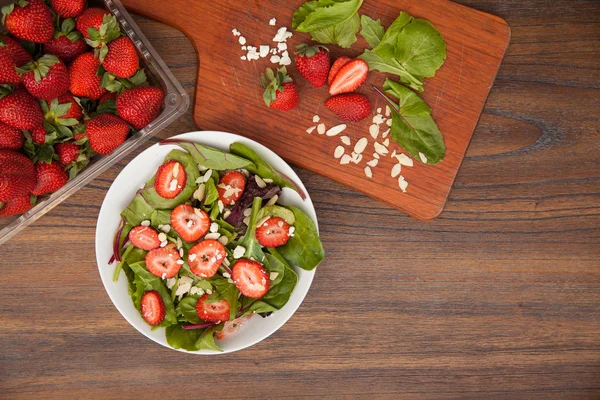 Gesunder Salat und Zutaten — Stockfoto