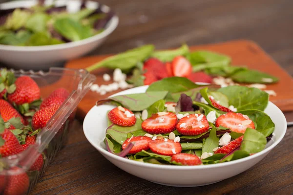 Strawberry and spinach salad — Stock Photo, Image