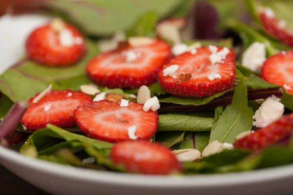 Salat mit Spinat, Erdbeeren — Stockfoto