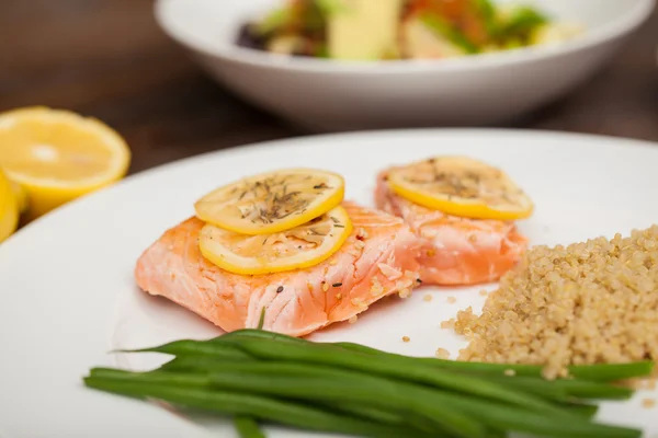 Salmone servito con limone e manzo — Foto Stock