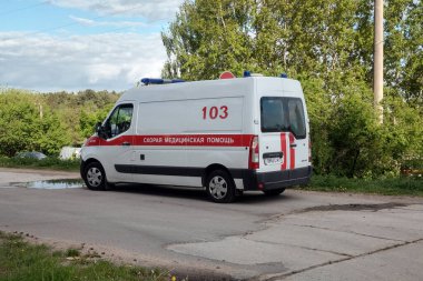 Minsk, Belarus, 12 Ekim 2020 Ambulans yolda. Doktorlar hasta için geldi.