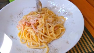 Çatal beyaz tabaktan makarnayı vidalamak için kullanılır..