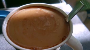 Taze demlenmiş kahve kupası manzarası.