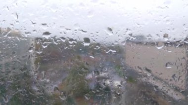 Bardaktan boşanırcasına yağmur yağıyor. Pencerenin dışında kötü hava var. Düş.