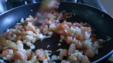 Soğanlı pastırma parçaları tavada kızarır..