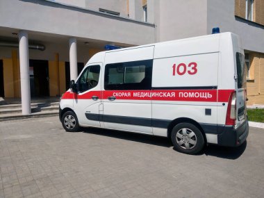 Minsk, Belarus, 25 Eylül 2020: Hastane binasının dışındaki ambulans aracı