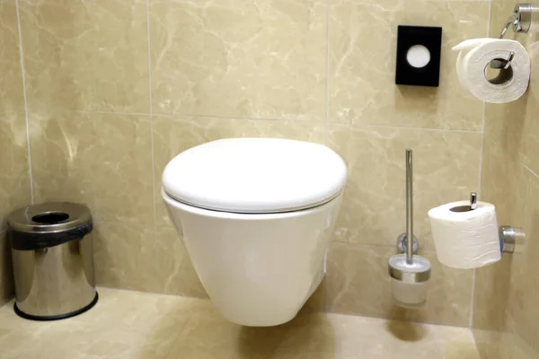 Utsikt Över Modern Ljus Toalett Med Alla Tillbehör — Stockfoto