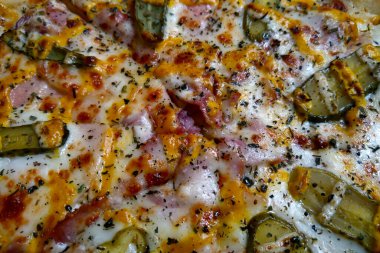 Sıcak, büyük, lezzetli pizzanın manzarası.