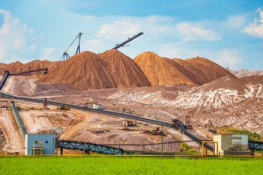Terrikon ya da terrikonik - çöplük, atık kayadan yapay dolgu, yeraltı kömür yatakları ve diğer minerallerin çıkarılması sırasında çıkarılan, çeşitli endüstrilerden gelen atıklar ve katı yakıt yakıtları.