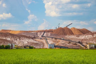 Terrikon ya da terrikonik - çöplük, atık kayadan yapay dolgu, yeraltı kömür yatakları ve diğer minerallerin çıkarılması sırasında çıkarılan, çeşitli endüstrilerden gelen atıklar ve katı yakıt yakıtları.