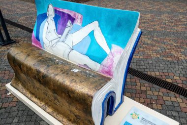 Krakow, Polonya, 23 Mayıs 2019 Galeria Kazimierz yakınlarındaki güzel boyalı banklar