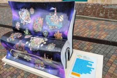 Krakow, Polonya, 23 Mayıs 2019 Galeria Kazimierz yakınlarındaki güzel boyalı banklar