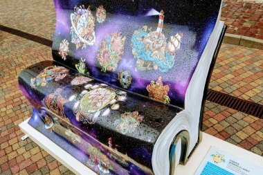 Krakow, Polonya, 23 Mayıs 2019 Galeria Kazimierz yakınlarındaki güzel boyalı banklar