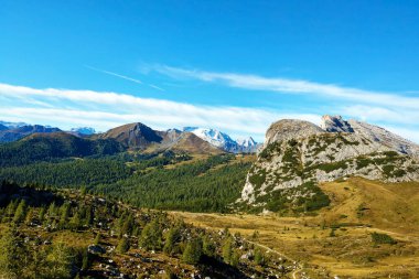 Güneşli bir günde güzel bir dağ manzarası. Seyahat, dağlara tırmanmak.