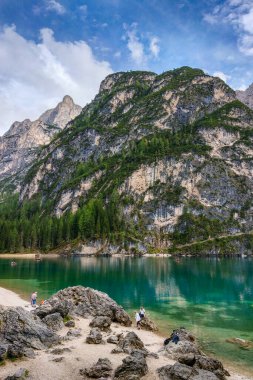 İtalyan Alpleri 'nde renkli sonbahar manzarası. Resimli Göl Brayleri