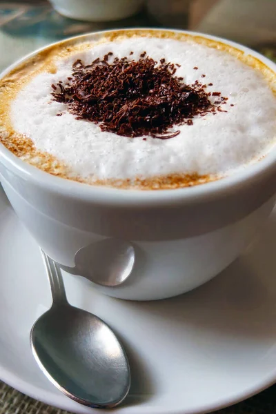 Kopje Schuimige Cappuccino Met Chocoladekrullen Close — Stockfoto