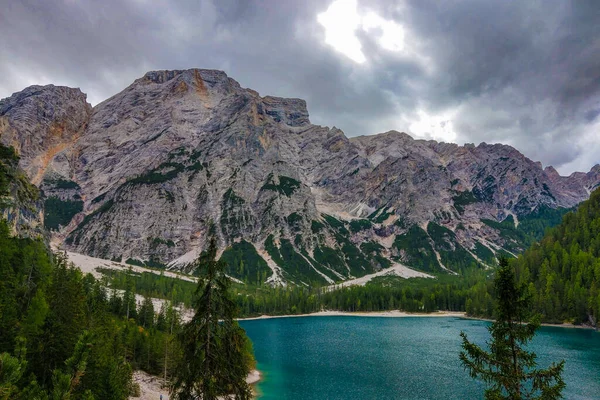 Lago Braies Colorido Paisaje Otoñal Los Alpes Italianos —  Fotos de Stock