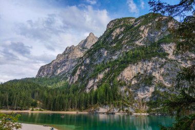 İtalya 'da göl manzarası ve güzel dağlar